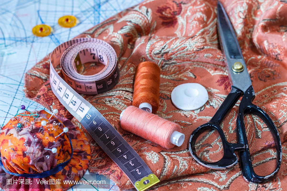 缝纫用静物:线,剪刀,厘米,大头针。